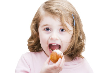 Bambina mentre mangia una frittella