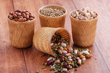 legumi assortiti in piccole ceste - due