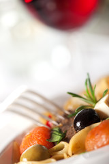 Pasta mit Tomaten und Oliven