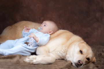 bébé de trois mois sur son chien