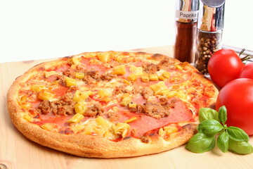 Pizza mit Schinken, Thunfisch und Ananas