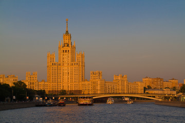 Fototapeta premium wieżowiec w zachodzie słońca