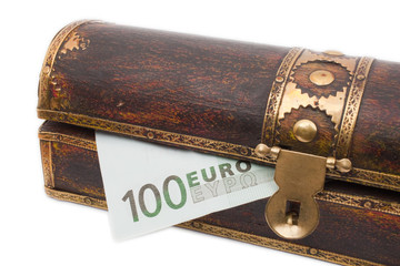 Schatztruhe mit 100 Euro