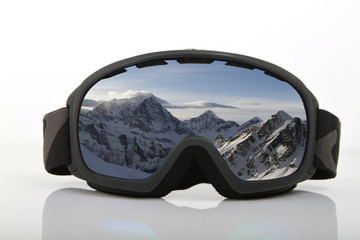 Skibrille mit Reflexion von Alpenpanurama im Glas