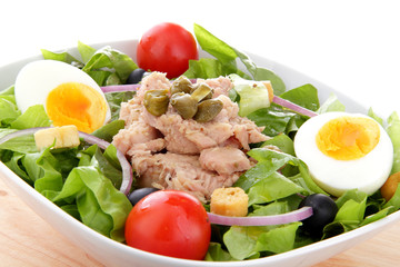 insalata di tonno con uova e cipolla