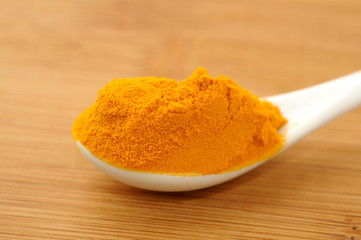 kurkuma na porcelanowej łyżce