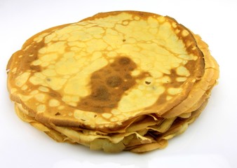 tas de crêpes sur fond blanc