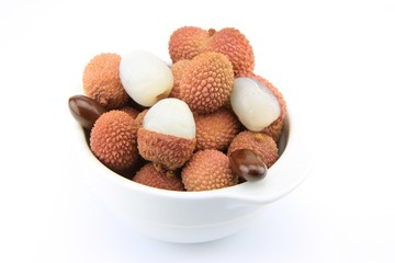 litchis dans un bol sur fond blanc