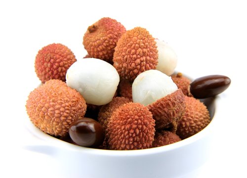 litchis dans un bol sur fond blanc
