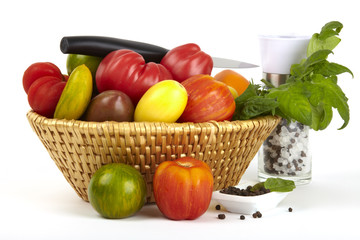 Ein Korb mit vielen verschiedenen Bio Tomaten