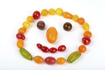 Smileygesicht aus kleinen frischen Bio-Tomaten