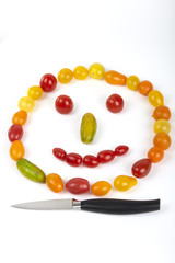 Smileygesicht aus kleinen frischen Bio-Tomaten