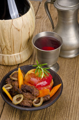 gebratene Leber mit gemüse und Apfel