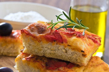 Focaccia with tomato and black olives.