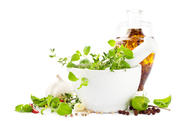 Mörser mit Kräutern und Öl