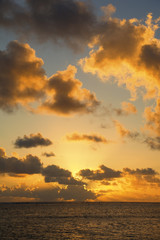 Obraz na płótnie Canvas Chmura wypełnione nieba na Zmierzchu na południowym Pacyfiku