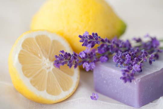 Aromatherapie mit Zitrone und Lavendel