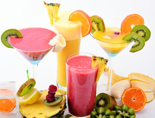 Bunte Cocktails mit Früchten
