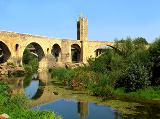Fototapeta na wymiar Besalu i most zbudowany przez rzymian
