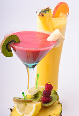 Cocktails mit Ananas und Himbeeren