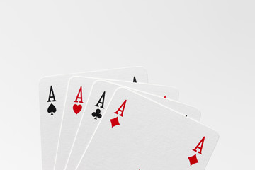 Poker d'assi su fondo bianco