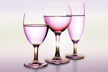 Drei rosa/lilafarbige Gläser