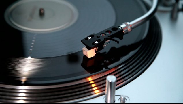 Plattenspieler mit Vinyl in einem Club