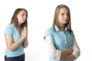 Zwei junge Frauen streiten sich