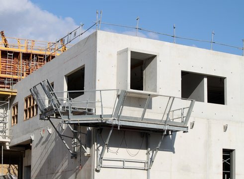 Banches et &eacute;chafaudages sur immeuble en construction