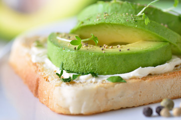 Toast mit Frischkäse und Avocado