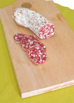 Salame affetato su tagliere