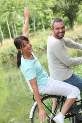 Obraz premium a couple doing bike in the country