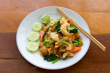 thai noodle with seafood