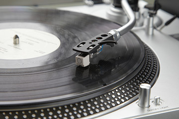 Dj Kultur mit einem Plattenspieler