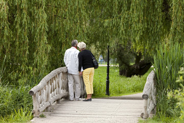 Paar auf Brücke