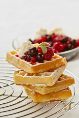 Frische Waffeln mit Früchten