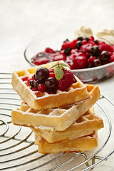 Frische Waffeln mit Früchten