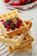 Frische Waffeln mit Früchten