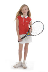 fillette en tenue de tennis