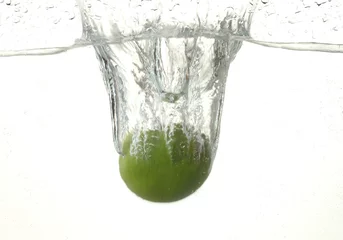 Foto auf Acrylglas Spritzendes Wasser frische Limette in Wasser