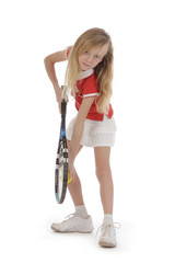 fillette blonde en tenue de tennis