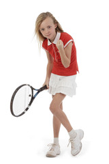 fillette blonde en tenue de tennis