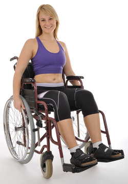 Junge Frau sportlich im Rollstuhl
