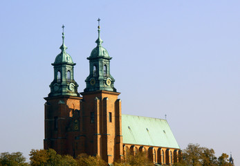Wieże archikatedry w Gnieźnie jesienią 2 © GKor