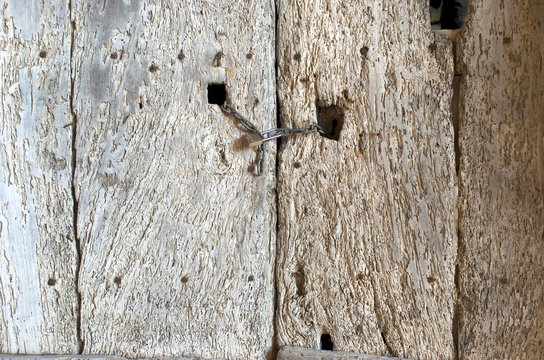 Puerta vieja de madera, cadena, fondo, textura.