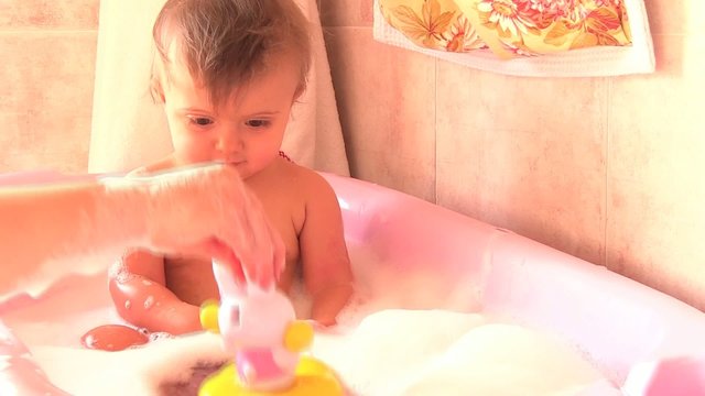 bambina si diverte mentre fa il bagno