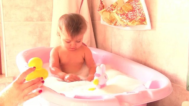 bambina si diverte mentre fa il bagno