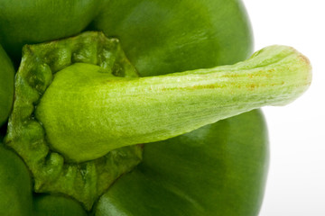 Nahaufnahme grüne Paprika vor weissem Hintergrund