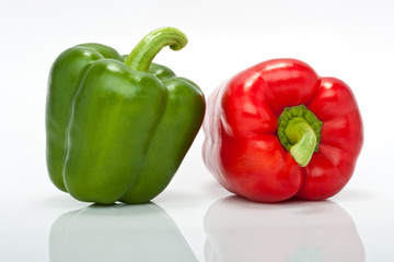 rote und grüne Paprika freigestellt vor weissem Hintergrund