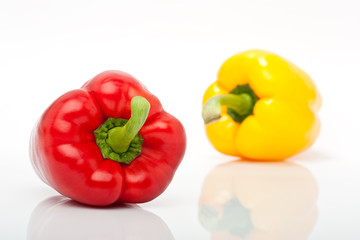 rote und gelbe Paprika freigestellt vor weissem Hintergrund